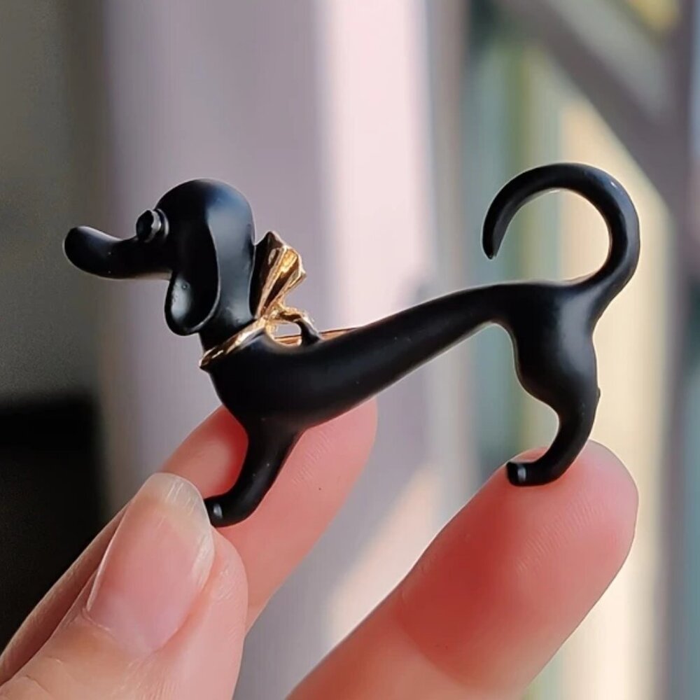 🌺 🌺 🌺 Charming Dachshund Brooch Pin with Green Eyes & Golden Bow - Picture 2 of 3